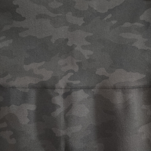 Spanx Seamless Black Camo Pattern Leggings - Picture 3 of 9